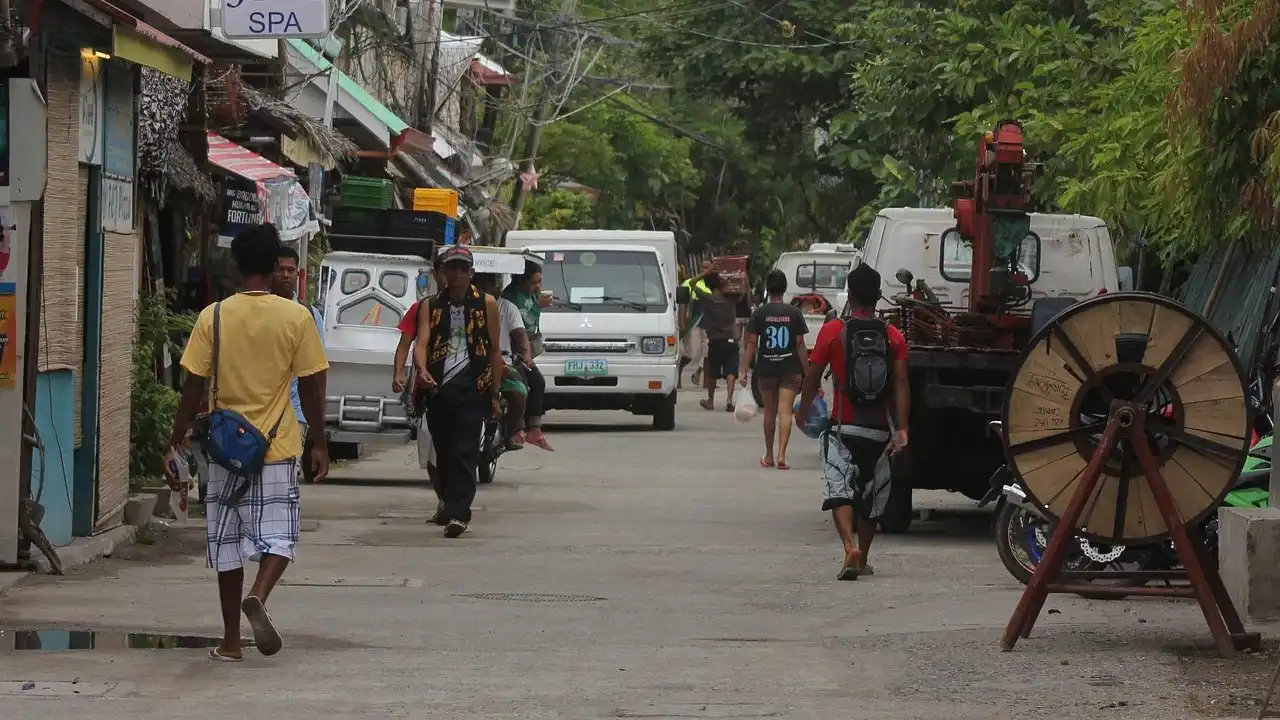 Beginner's Guide To Common Filipino Slang & Taglish Phrases